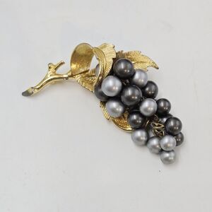 Vintage Signed Boucher Gold Tone Grape Cluster Brooch 1940’s Cha Cha Dangle